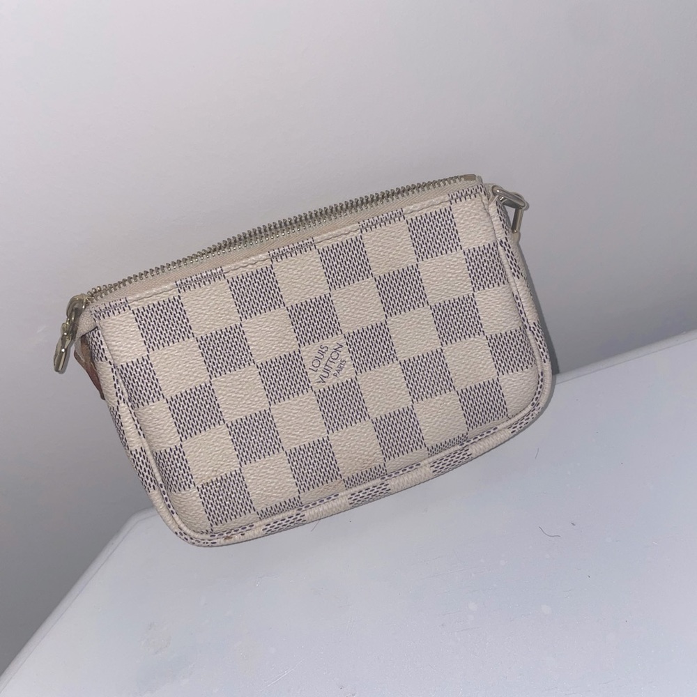 Louis Vuitton gray & white coin/wallet purse
